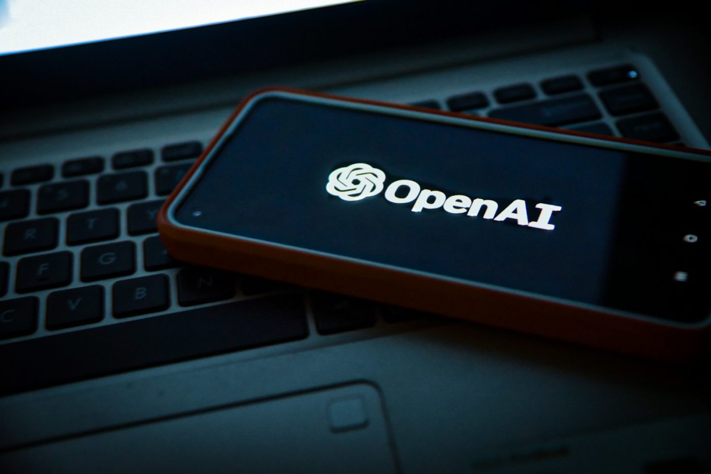 Ноутбук и смартфон с логотипом OpenAI