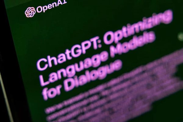 OpenAI ChatGPT на экране смартфона