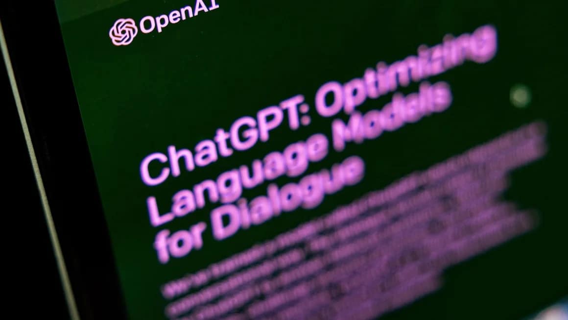 OpenAI ChatGPT на экране смартфона