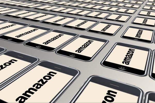 iPhone с логотипами Amazon на экране