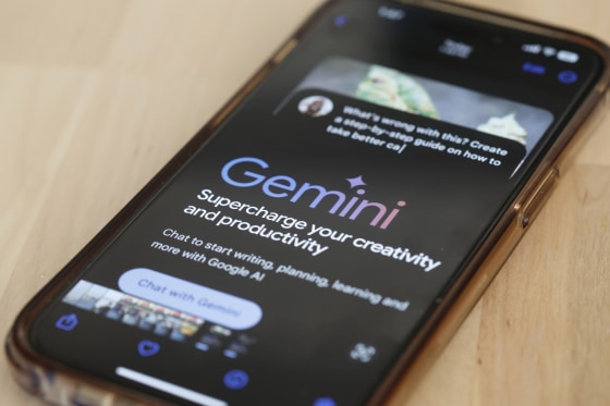 Смартфон с открытым Google Gemini