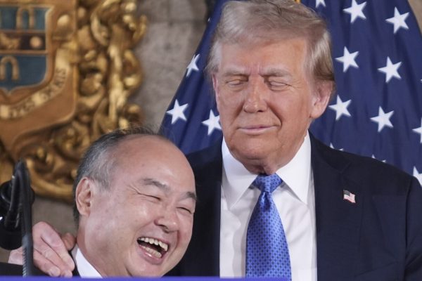 Генеральный директор Softbank Group Masayoshi Son улыбается с избранным президентом Дональдом Трампом во время пресс-конференции в Mar-A-Lago