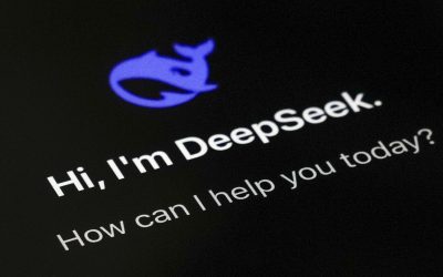 На экране смартфона отображается страница приложения DeepSeek