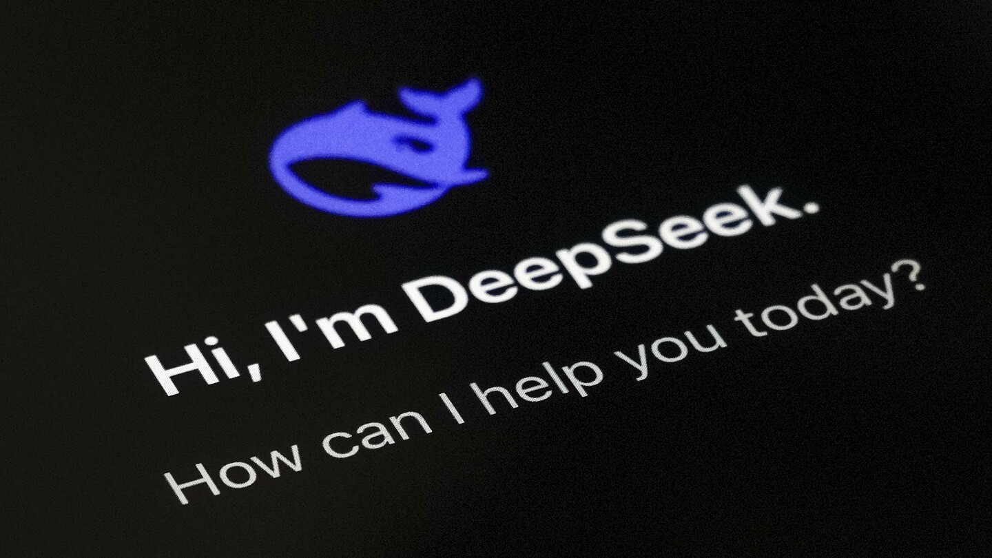 На экране смартфона отображается страница приложения DeepSeek