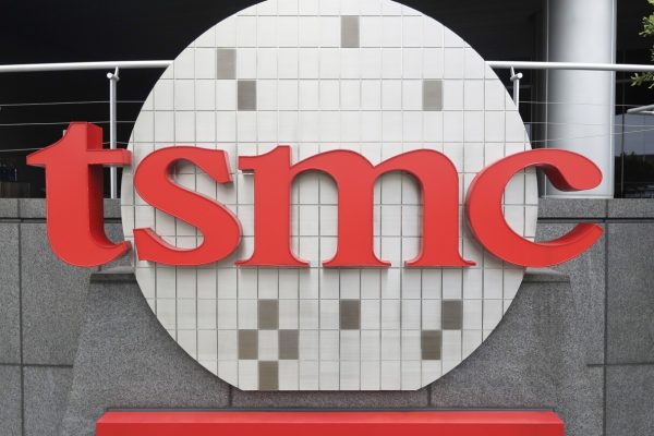 Логотип Taiwan Semiconductor Manufacturing Co., Ltd. (TSMC) на штаб-квартире в Синьчжу, Тайвань