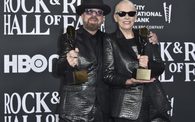 Члены Зала славы рок-н-ролла Дэйв Стюарт (слева) и Энни Леннокс из Eurythmics позируют в пресс-центре во время церемонии включения в Зал славы рок-н-ролла 5 ноября 2022 года в театре Microsoft в Лос-Анджелесе