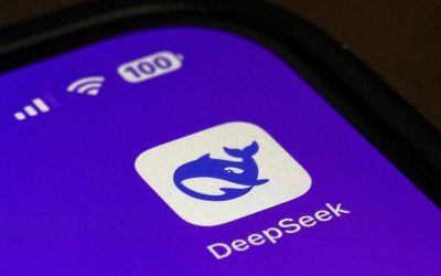 Логотип DeepSeek на экране смартфона