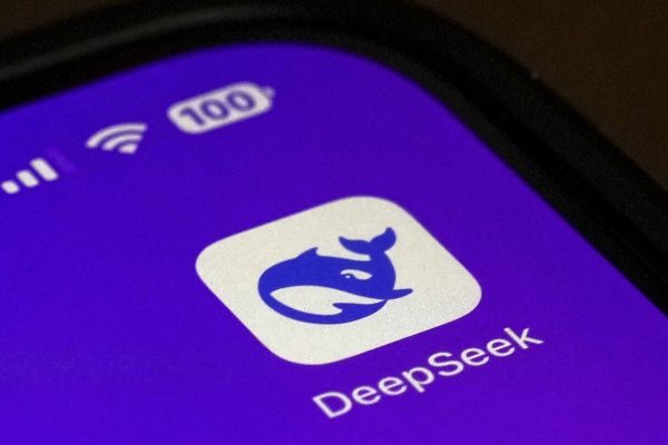 Логотип DeepSeek на экране смартфона