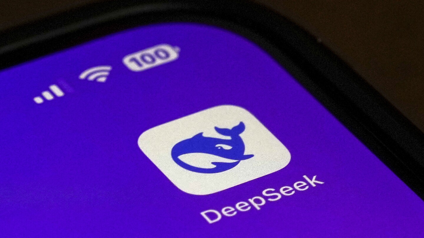 Логотип DeepSeek на экране смартфона