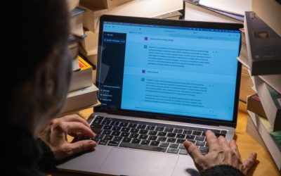 Человек использует ChatGPT, которое генерирует диалоги, похожие на человеческие